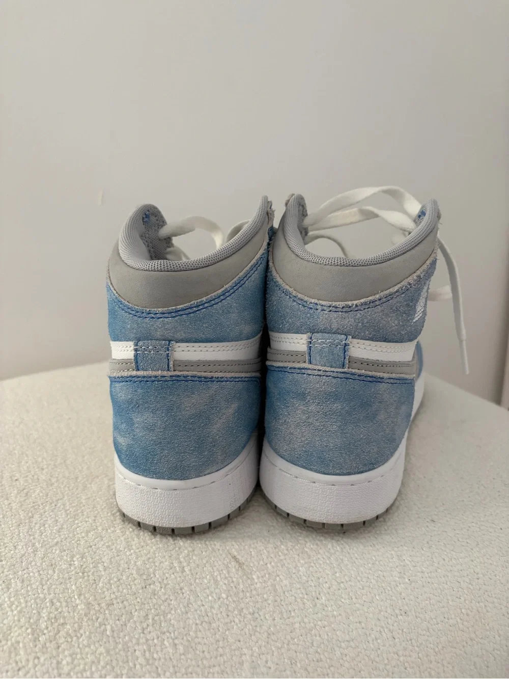 Nike Air Jordan 1 High in Blue, White, Gray